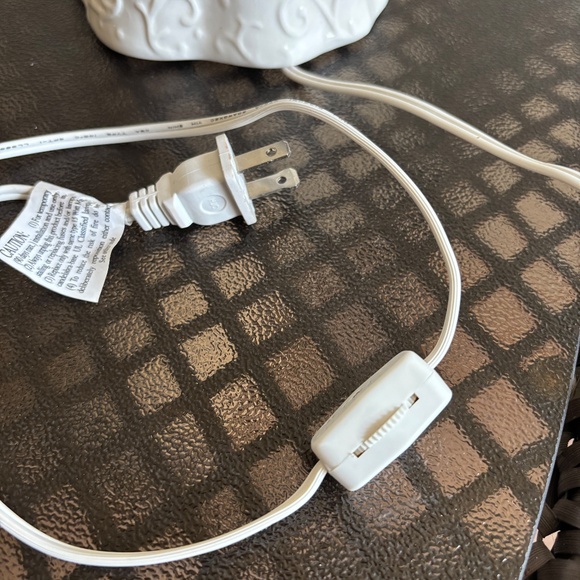 Delton Products Corp. Electric Ceramic Angel Lamp Night Light Approx. 12" H - Picture 13 of 13